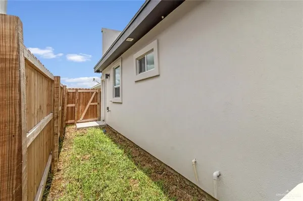 $1,200 | 803 Sugar Gdn Drive, Unit 3, Pharr, TX 78577