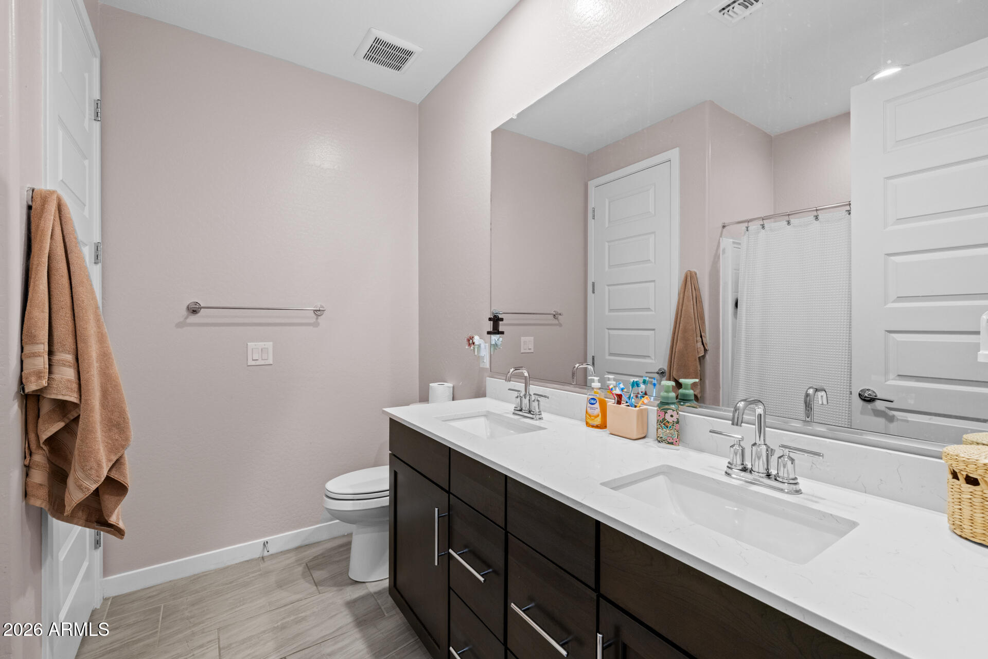 4143 East Appaloosa Road Gilbert, AZ 85296 - Photo 18 of 36 a bathroom with a double vanity sink toilet and a mirror