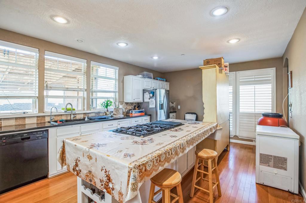 735 Swedes Flat Road Oroville, CA 95966 - Photo 3 of 37 a large kitchen with a table and chairs in it