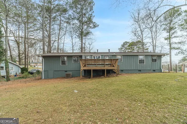 a view of a house with a yard and garage