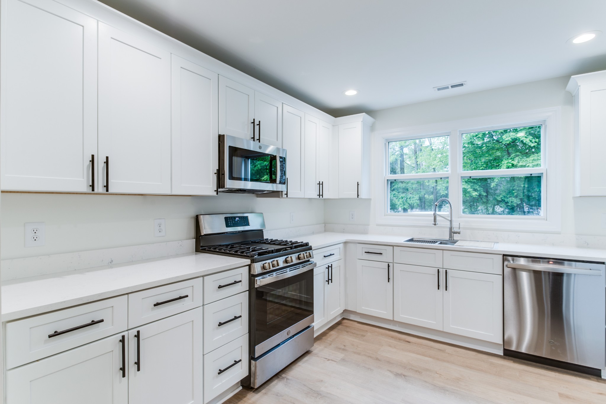 1008 South Spring Street Manchester, TN 37355 - Photo 17 of 60 New stainless steel gas stove, microwave & dishwasher.