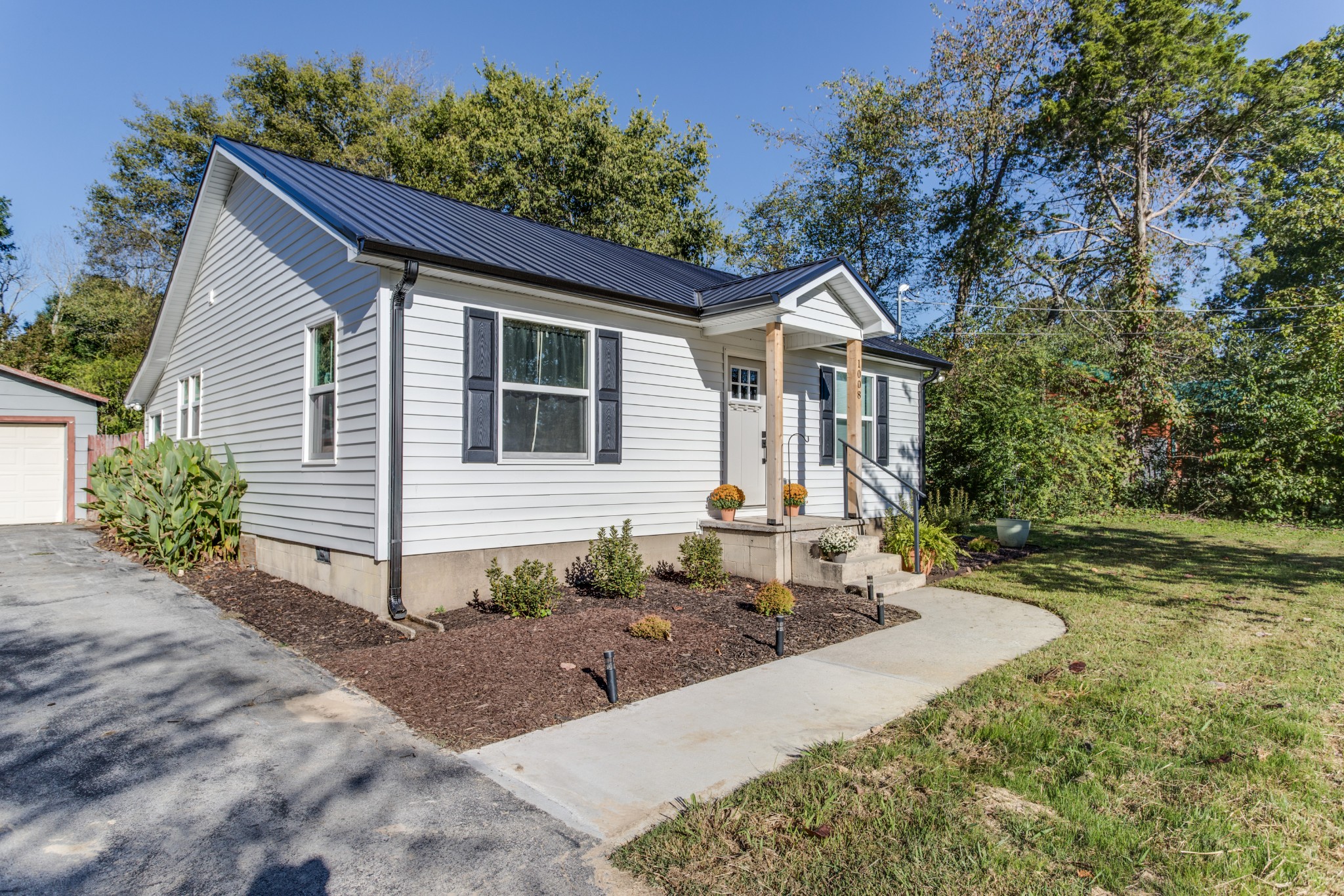 1008 South Spring Street Manchester, TN 37355 - Photo 4 of 60 New metal roof!