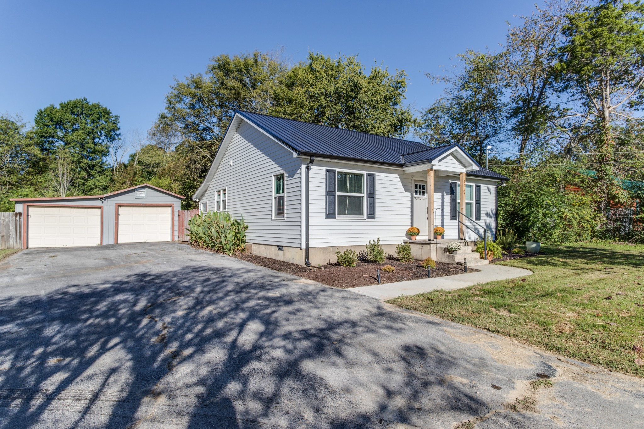 1008 South Spring Street Manchester, TN 37355 - Photo 5 of 60 Oversized paved driveway with ample parking spaces.