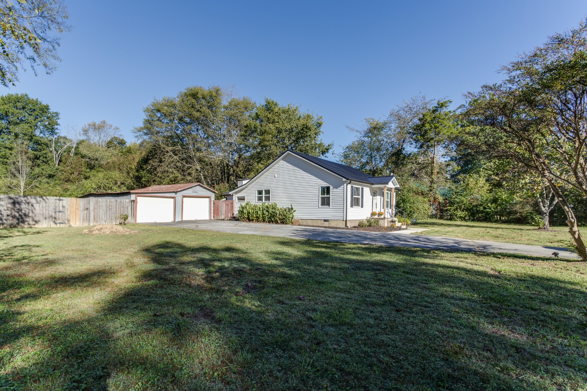 1008 South Spring Street Manchester, TN 37355 - Photo 8 of 60 Huge front yard with lots of space for outdoor activities.