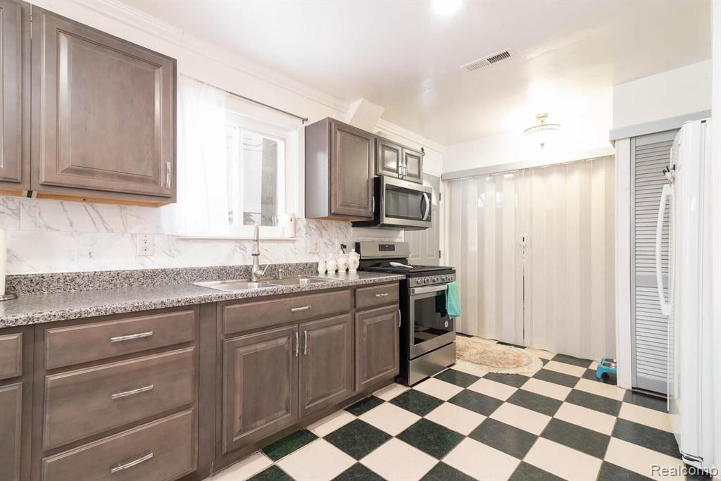 8856 East 14 Mile Road Warren, MI 48093 - Photo 8 of 22