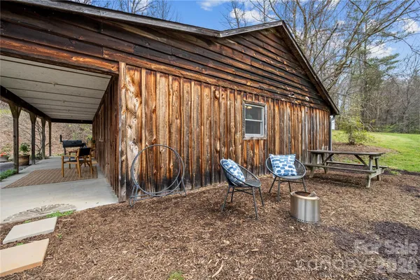 $1,000,000 | 2805 Highway 9, Black Mountain, NC 28711