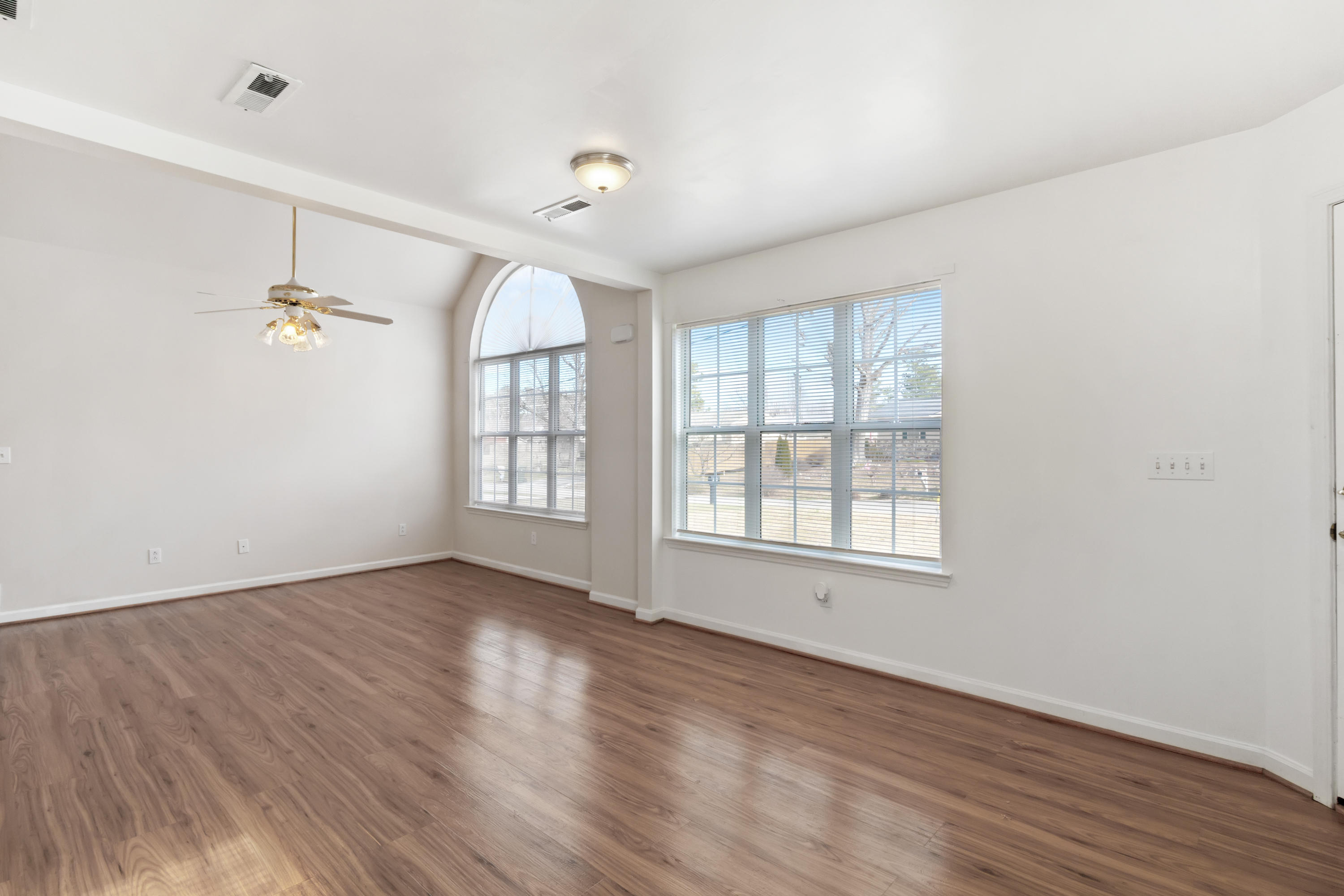 1163 Greens Road Chattanooga, TN 37421 - Photo 4 of 20 Dining Area & Living Room