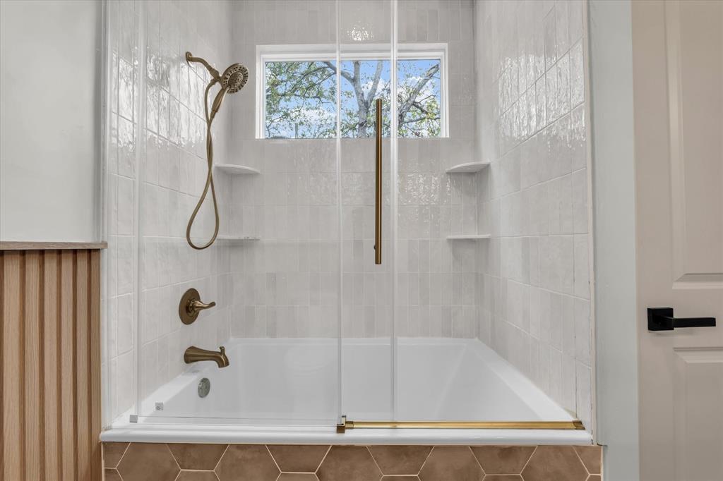 718 Tyler Street Waco, TX 76704 - Photo 15 of 39 a bathroom with a bath tub