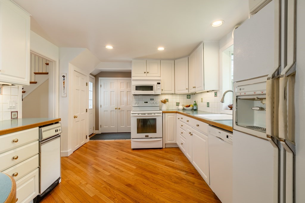 130 Martin Road Concord, MA 01742 - Photo 7 of 31
