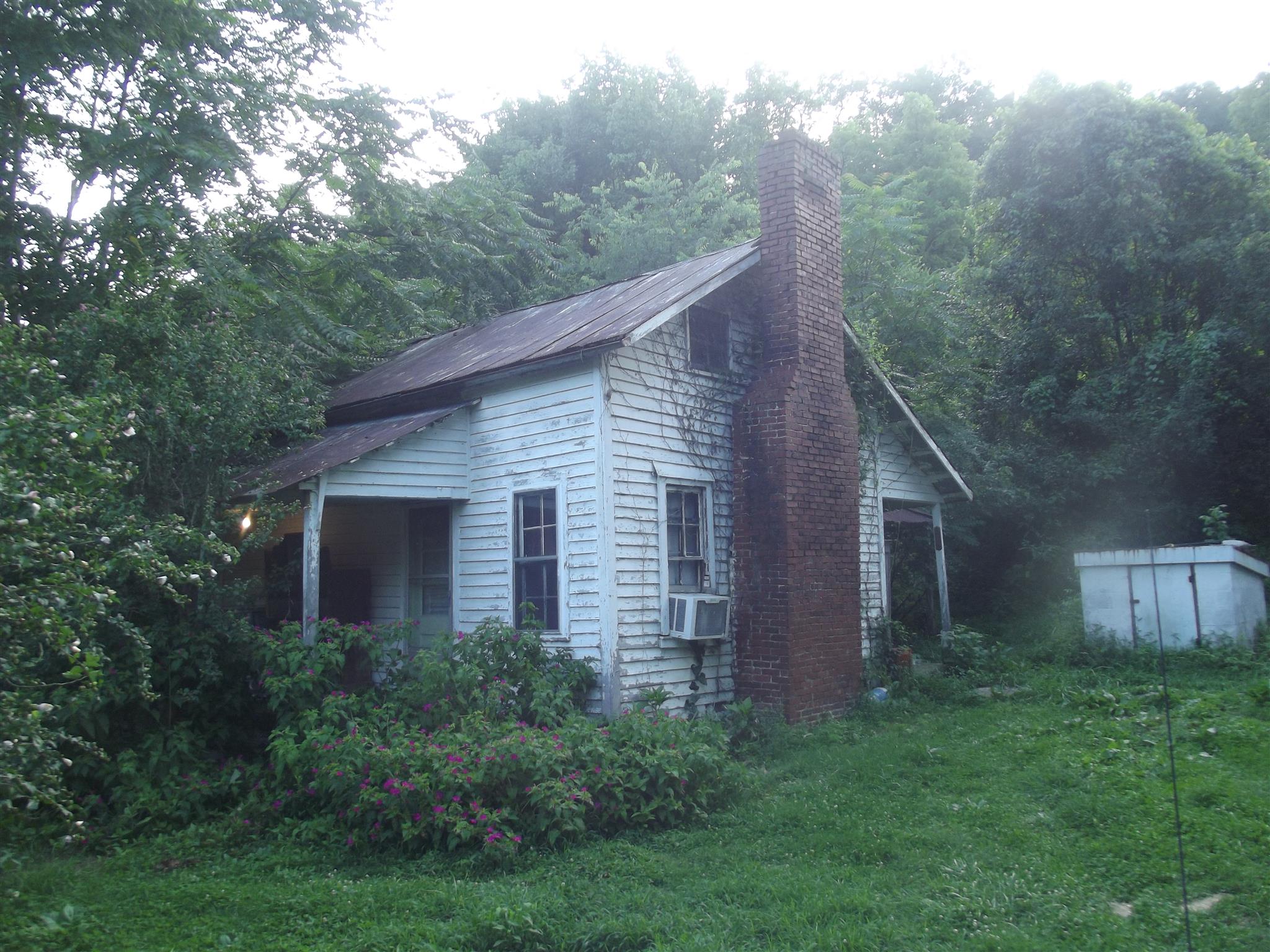 a view of a house with backyard and garden