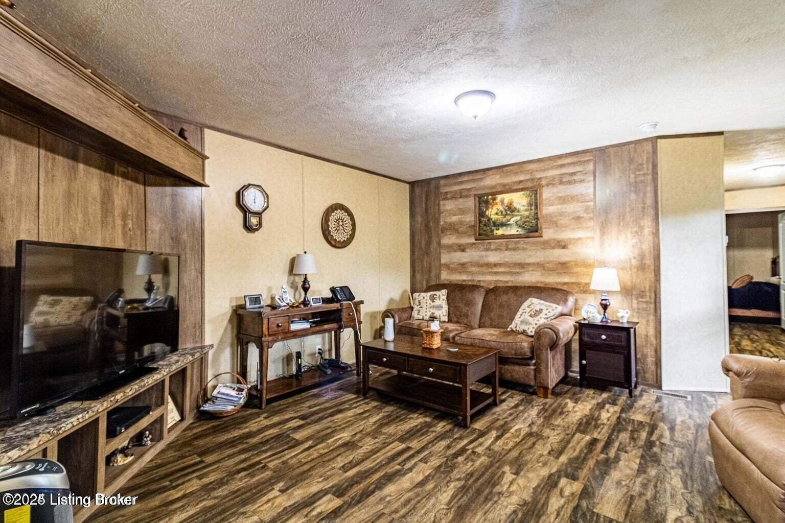 1225 Old Fox Road Irvine, KY 40336 - Photo 3 of 13 Living room