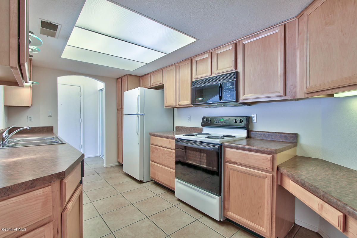 4123 West Calavar Road Phoenix, AZ 85053 - Photo 8 of 24 Kitchen