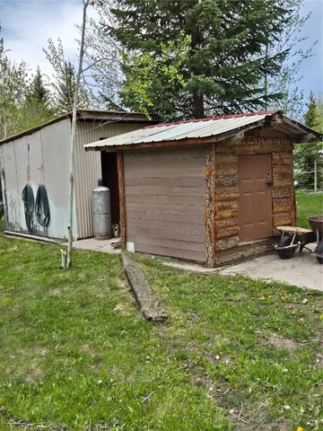 a view of a backyard