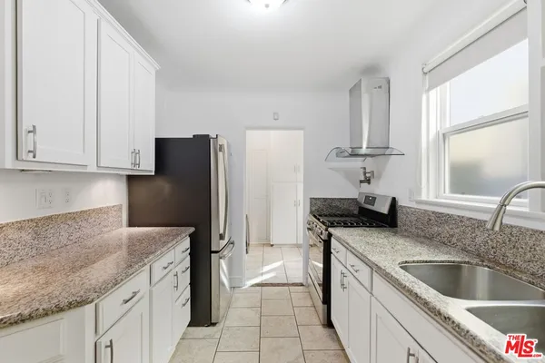 $4,995 | 1307 South Longwood Avenue, Los Angeles, CA 90019