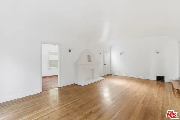 $4,995 | 1307 South Longwood Avenue, Los Angeles, CA 90019