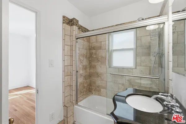 $4,995 | 1307 South Longwood Avenue, Los Angeles, CA 90019