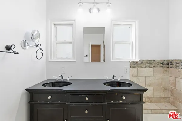 $4,995 | 1307 South Longwood Avenue, Los Angeles, CA 90019