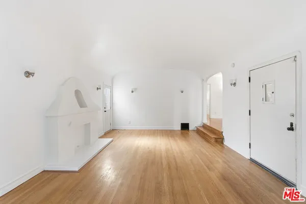 $4,995 | 1307 South Longwood Avenue, Los Angeles, CA 90019