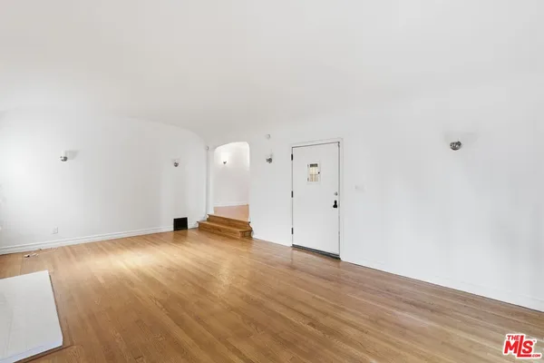 $4,995 | 1307 South Longwood Avenue, Los Angeles, CA 90019