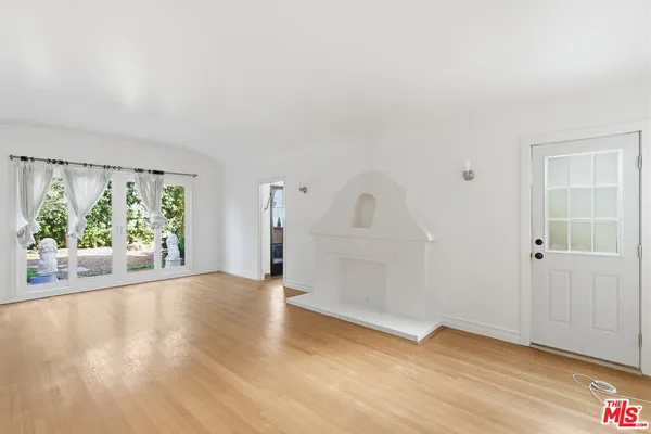 $4,995 | 1307 South Longwood Avenue, Los Angeles, CA 90019