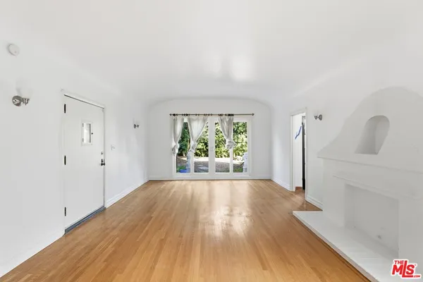 $4,995 | 1307 South Longwood Avenue, Los Angeles, CA 90019