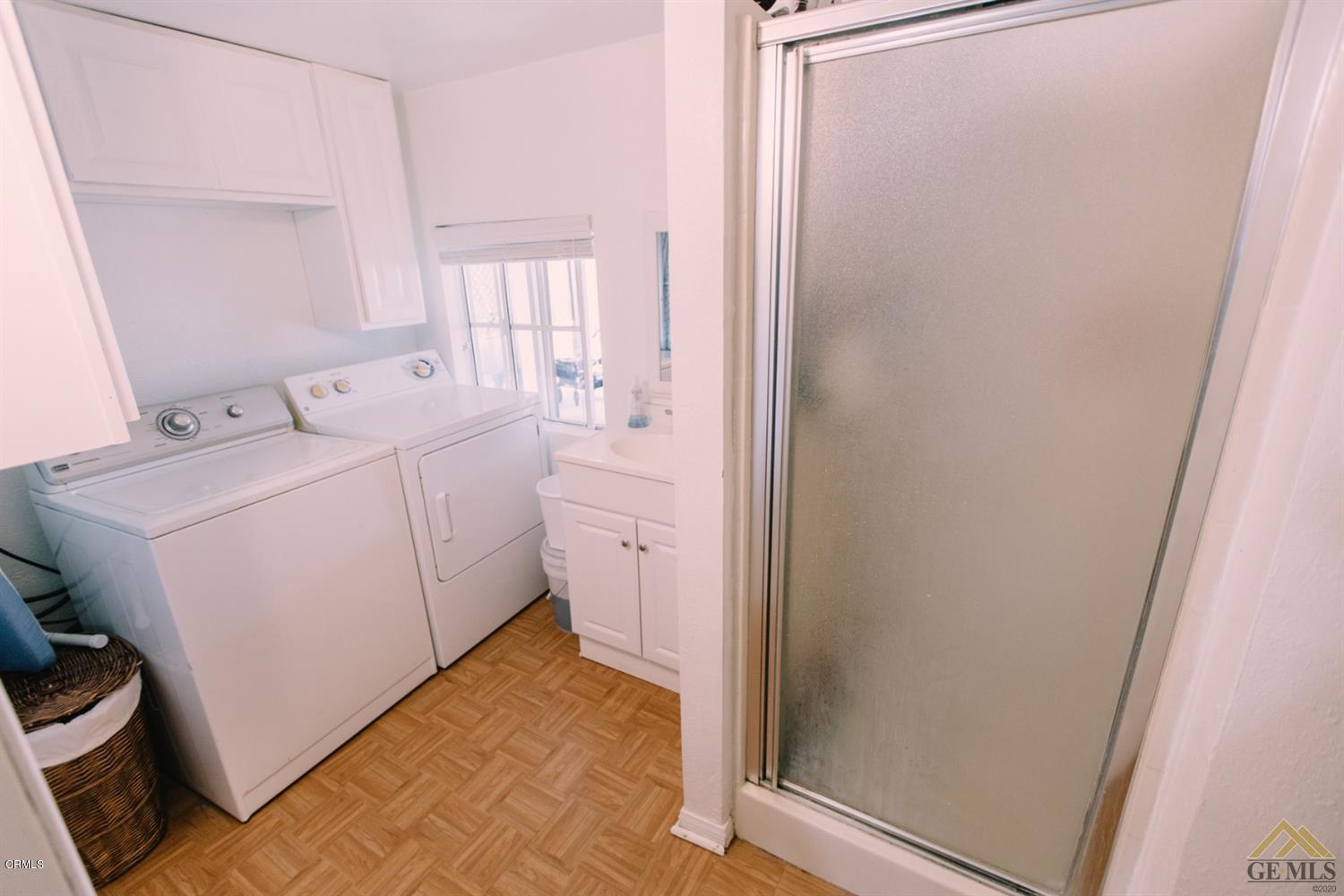 424 West Cedar Street Oxnard, CA 93033 - Photo 19 of 26 a utility room with dryer and washer
