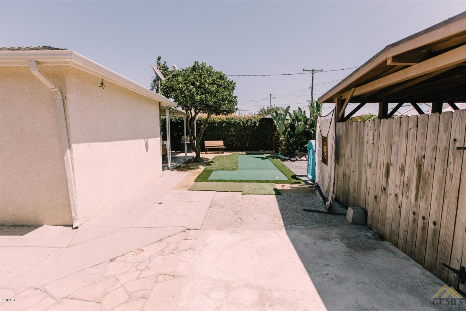 424 West Cedar Street Oxnard, CA 93033 - Photo 25 of 26 a view of a backyard of the house