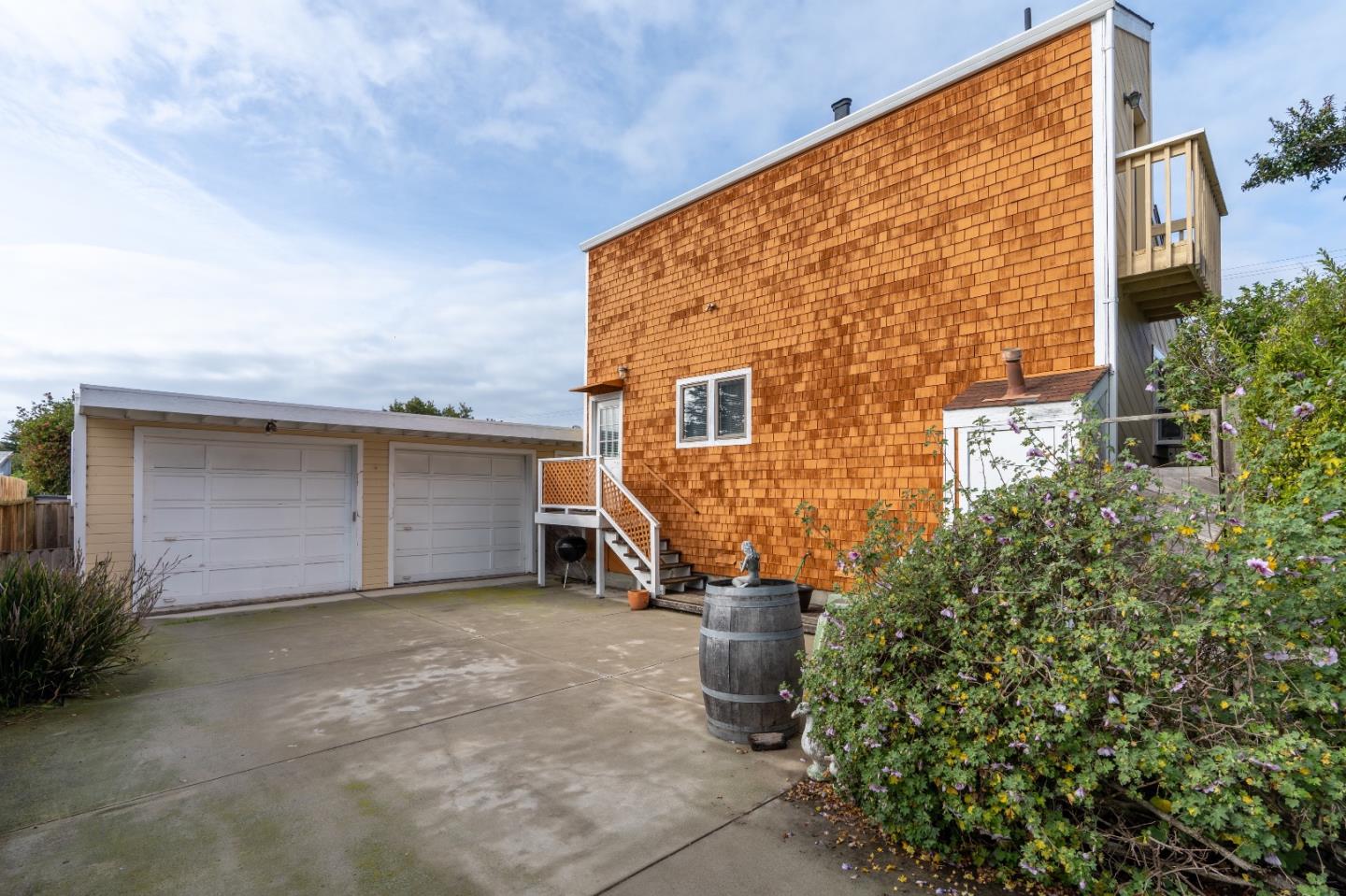 a view of a house with backyard