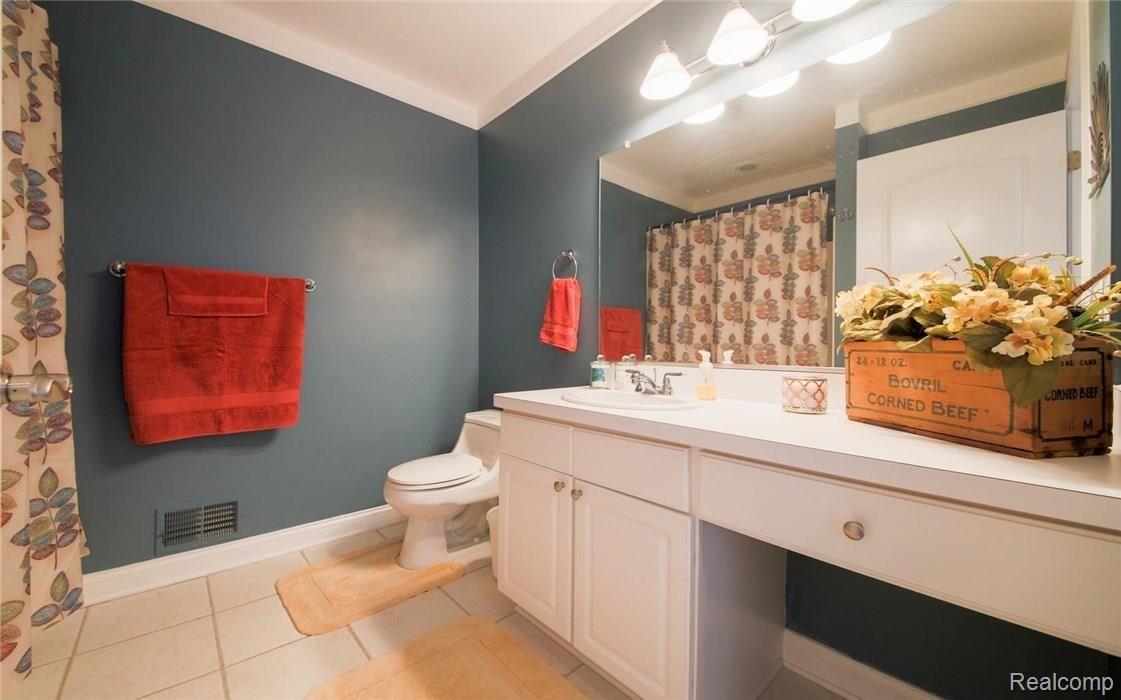 7990 Antcliff Road Howell, MI 48855 - Photo 25 of 51 One of the upstairs baths.