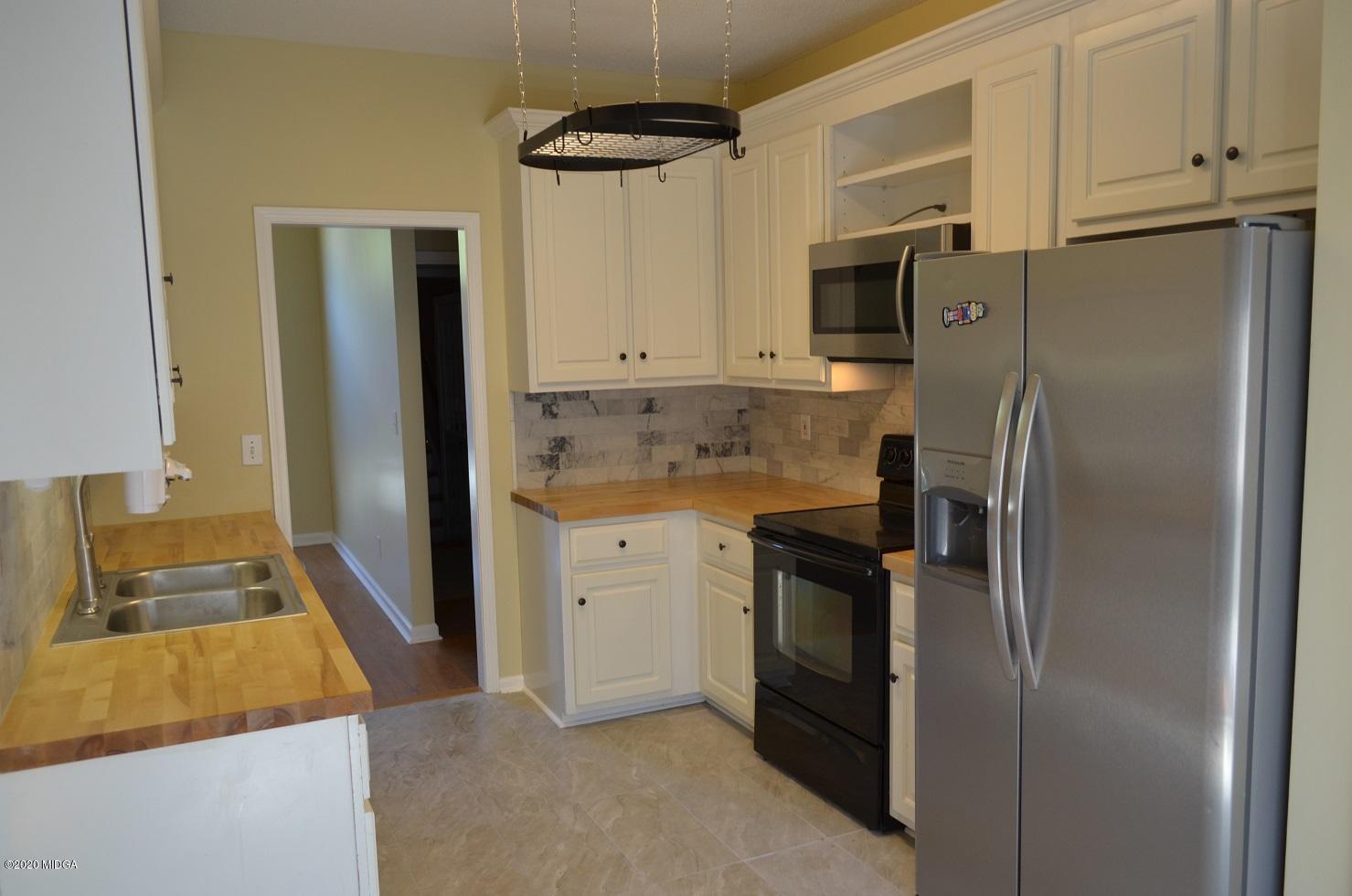 253 Chadwick Circle Macon, GA 31210 - Photo 9 of 19 a kitchen with stainless steel appliances granite countertop a refrigerator and a sink