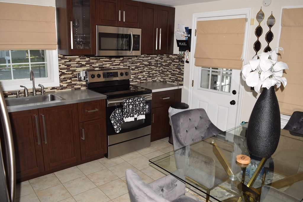 43 Barton Street Springfield, MA 01104 - Photo 7 of 25
