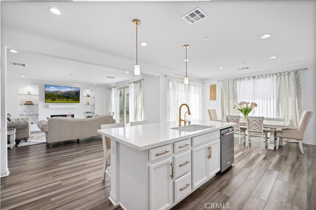 33288 Skyview Road Winchester, CA 92596 - Photo 20 of 51 Kitchen, family room and dining area.