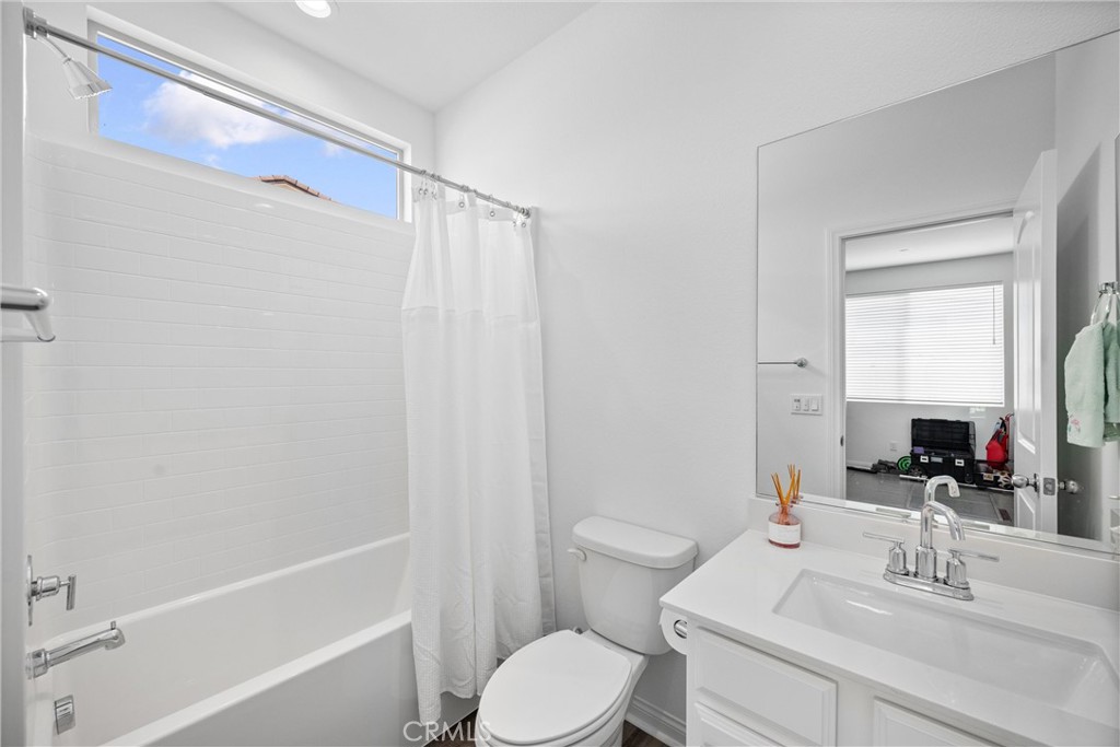 33288 Skyview Road Winchester, CA 92596 - Photo 24 of 51 Bathroom in the workout room