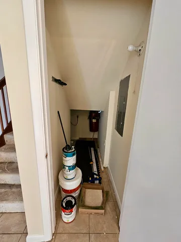 a view of an house with backyard and deck