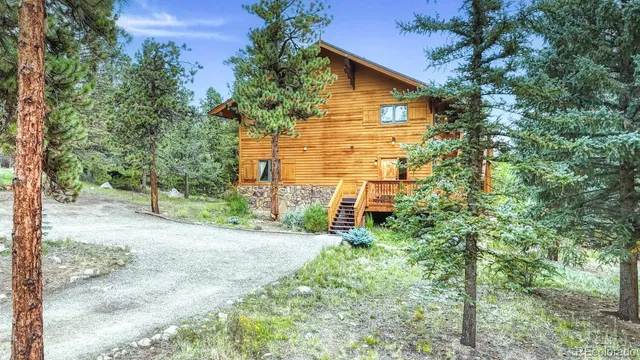 a view of a back yard of the house
