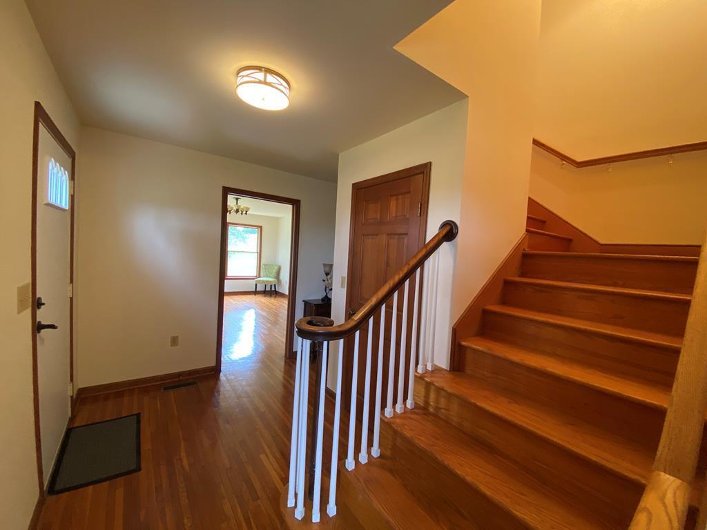 308 Fairway Drive Abingdon, VA 24211 - Photo 4 of 41 fairway stairs