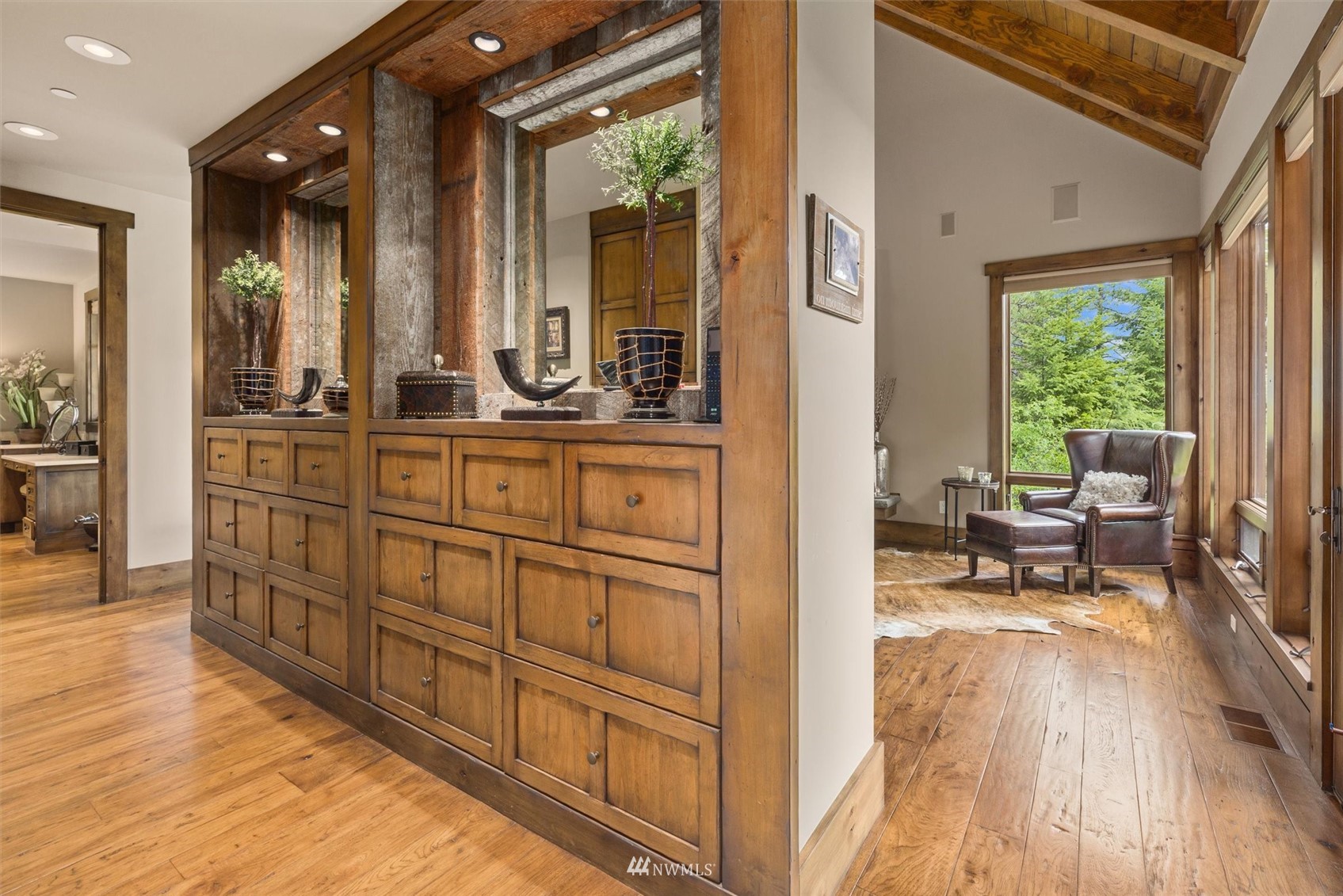 1650 Pinegrass Loop Cle Elum, WA 98922 - Photo 17 of 40 a living room with furniture