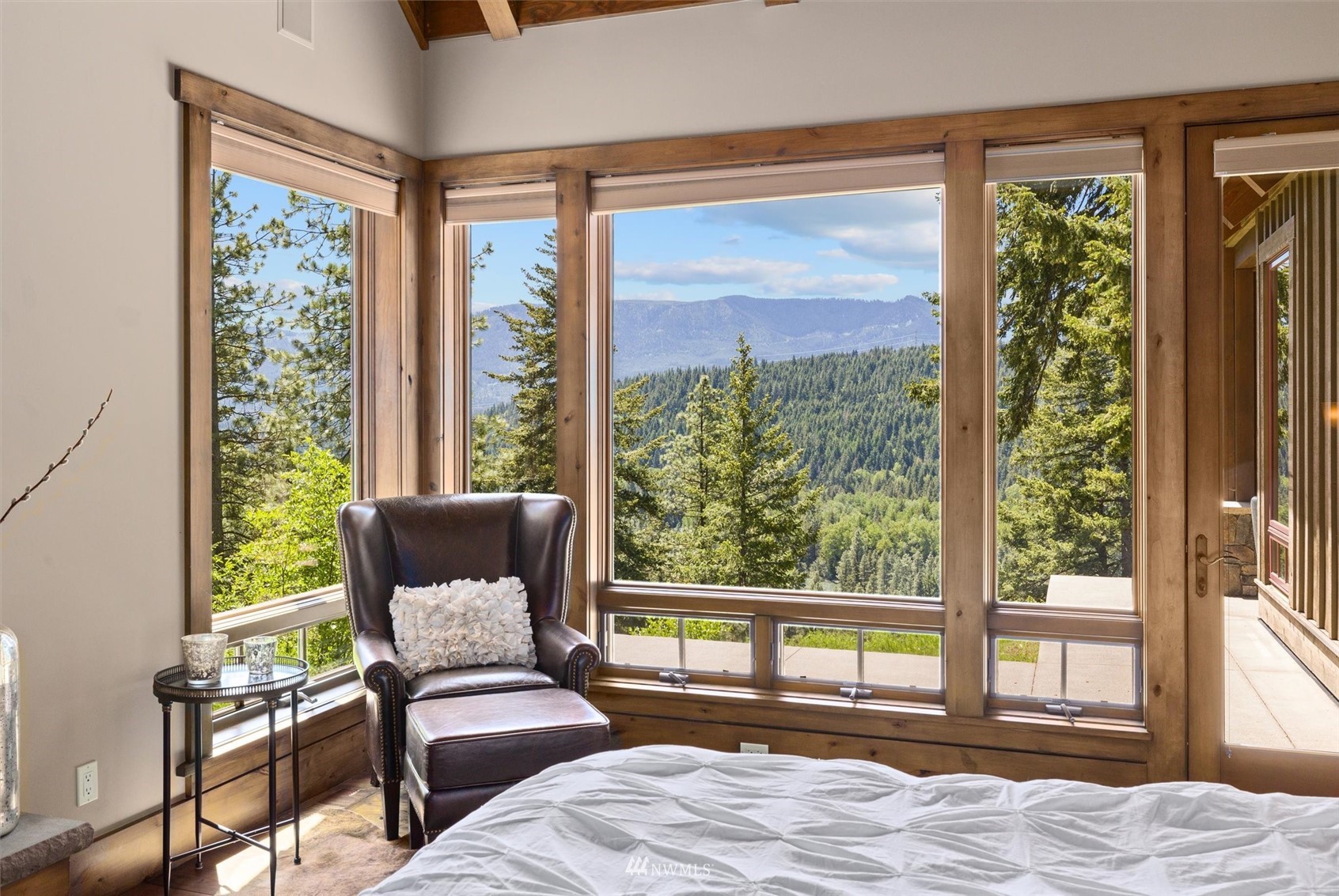 1650 Pinegrass Loop Cle Elum, WA 98922 - Photo 19 of 40 a living room with furniture and a large window