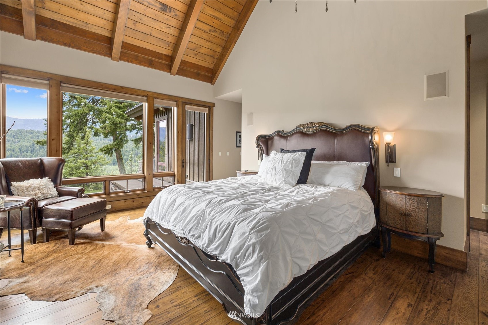 1650 Pinegrass Loop Cle Elum, WA 98922 - Photo 20 of 40 a bedroom with a bed and wooden floor