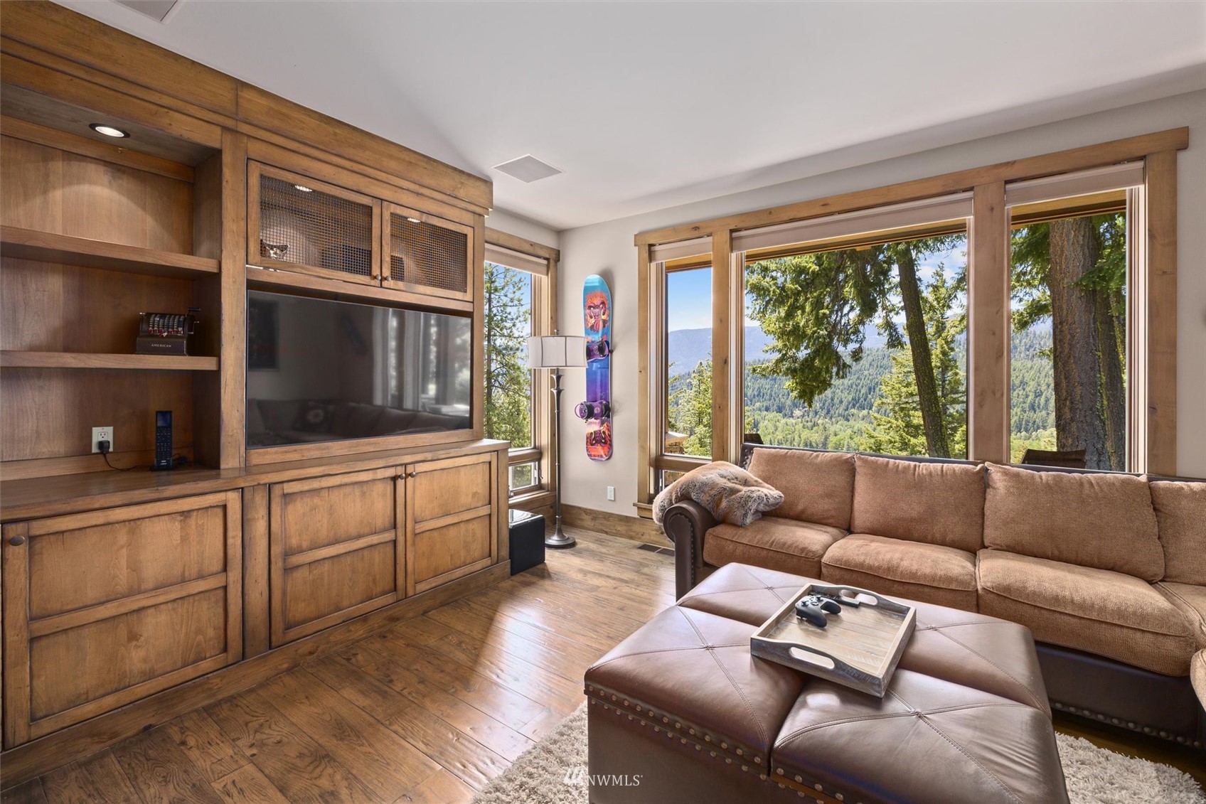 1650 Pinegrass Loop Cle Elum, WA 98922 - Photo 25 of 40 a living room with furniture and a window