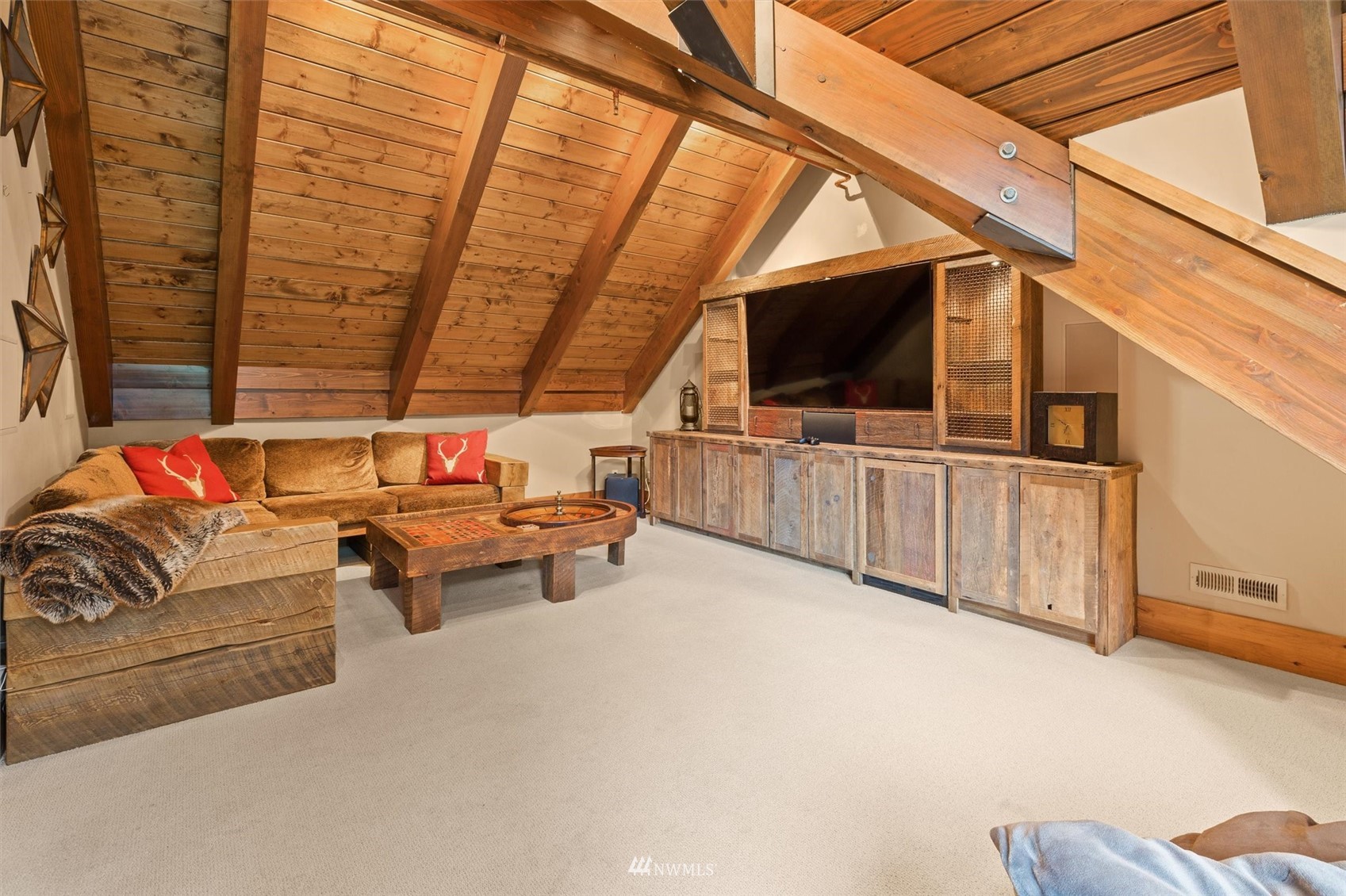 1650 Pinegrass Loop Cle Elum, WA 98922 - Photo 29 of 40 a living room with furniture and a flat screen tv