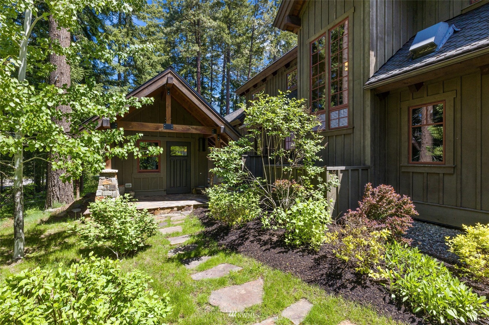 1650 Pinegrass Loop Cle Elum, WA 98922 - Photo 30 of 40 a backyard of a house with lots of green space