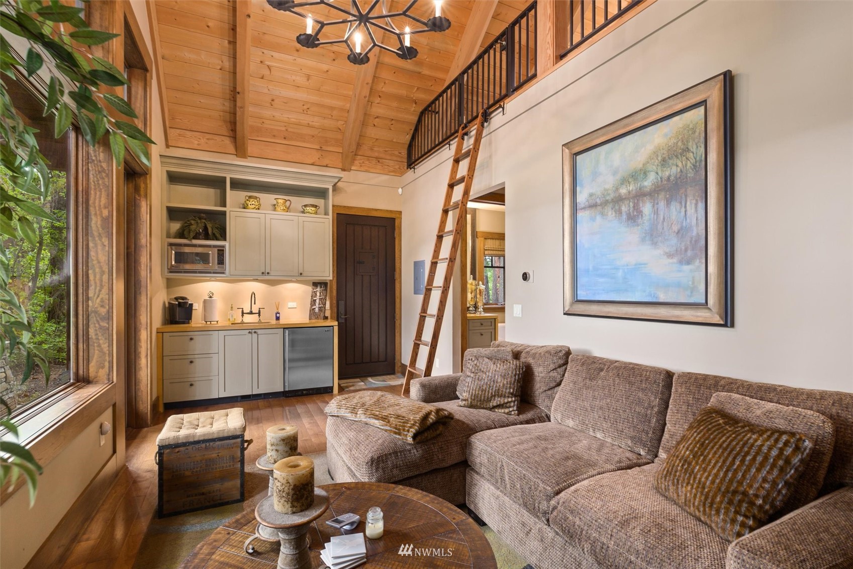 1650 Pinegrass Loop Cle Elum, WA 98922 - Photo 35 of 40 a living room with furniture and a window