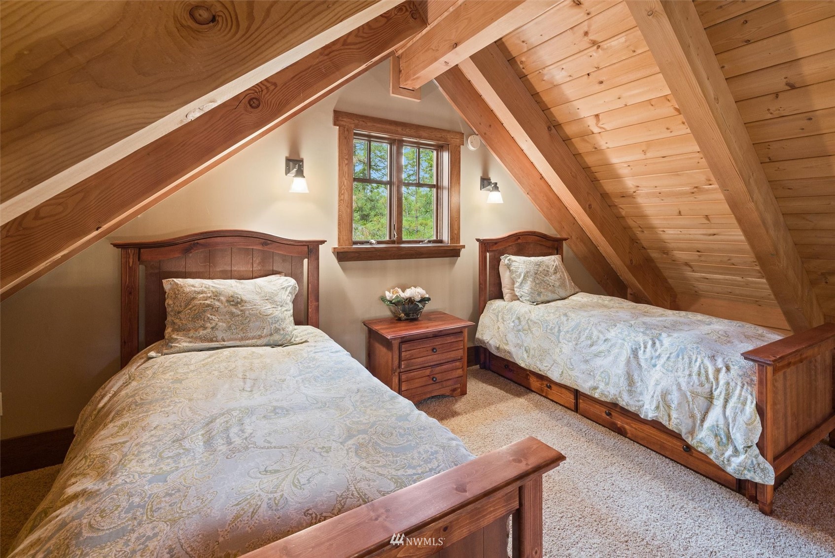 1650 Pinegrass Loop Cle Elum, WA 98922 - Photo 36 of 40 a bedroom with bed and window