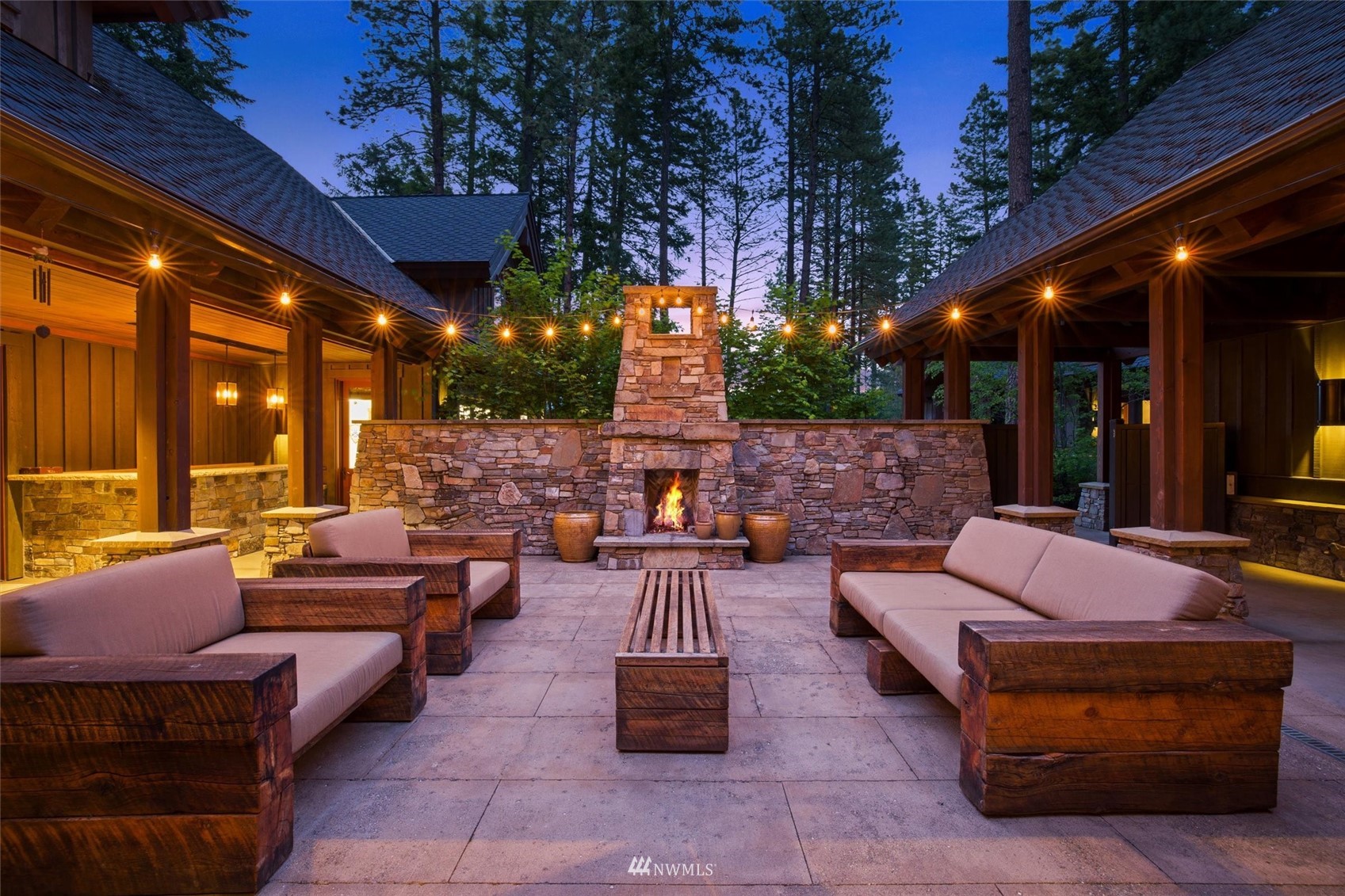 1650 Pinegrass Loop Cle Elum, WA 98922 - Photo 4 of 40 a patio outdoor space with patio furniture and potted plants