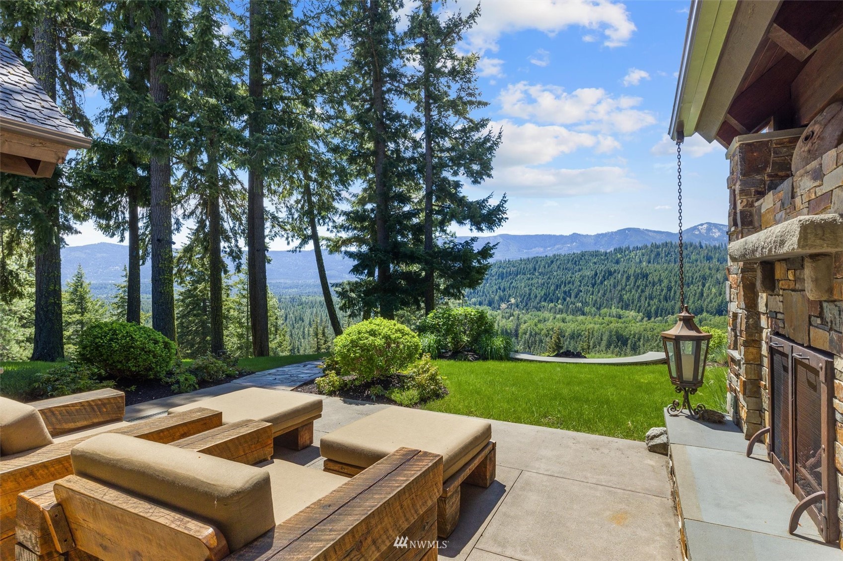 1650 Pinegrass Loop Cle Elum, WA 98922 - Photo 9 of 40 a view of backyard with seating area and green space