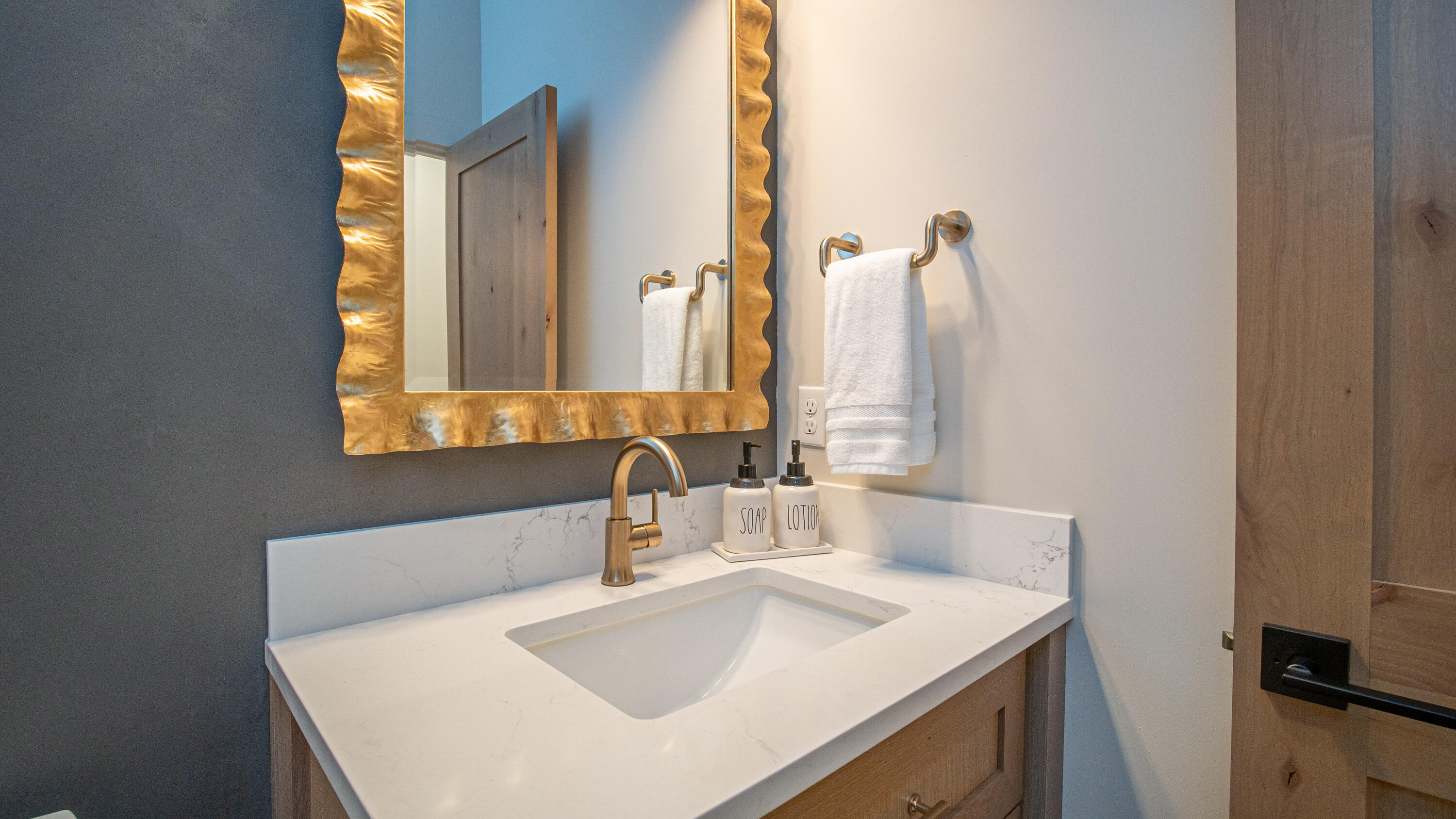 56371 Fireglass Loop, Unit 207 Bend, OR 97707 - Photo 47 of 95 Half Bath