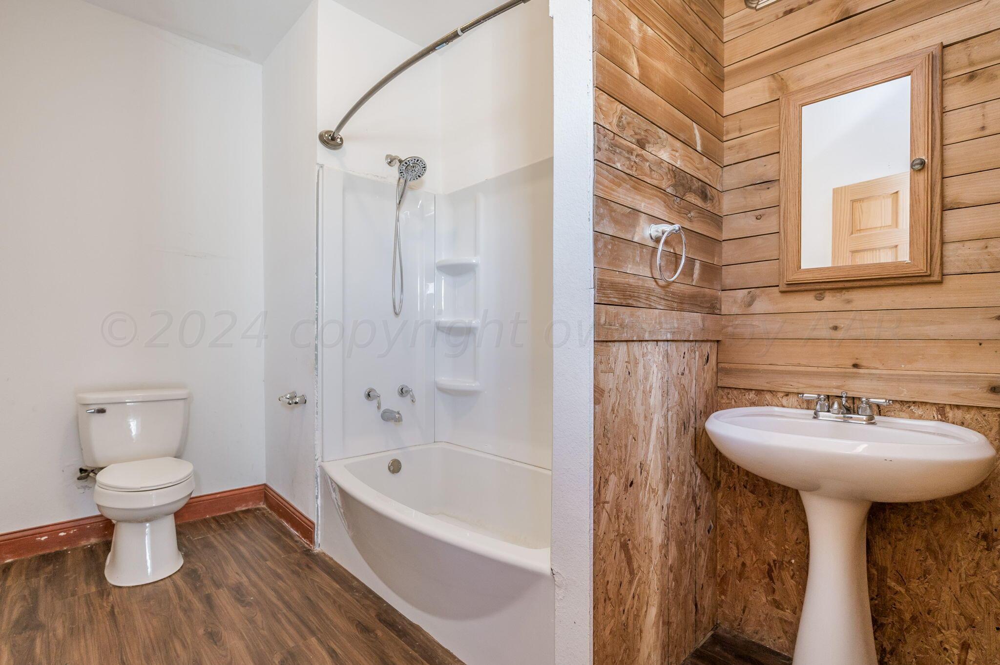21600 Grandview Road Amarillo, TX 79124 - Photo 10 of 34 Hall Bathroom