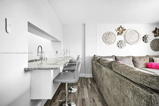 $1,890 | 777 South Federal Highway, Unit RP405, Pompano Beach, FL 33062