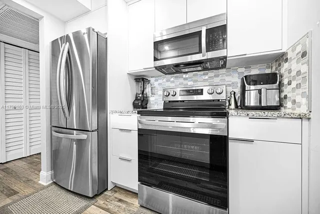 $1,890 | 777 South Federal Highway, Unit RP405, Pompano Beach, FL 33062